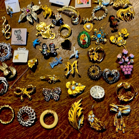 Big lot of 92 assorted vintage estate sale pins, I am selling all my jewelry! - Picture 1 of 10